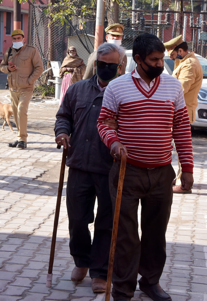 जिला अस्पताल में को वैक्सीन का टीका लगवाने पहुंचे दिव्यांग कर्मी जिला अस्पताल में को वैक्सीन का टीका लगवाने पहुंचे दिव्यांग कर्मी