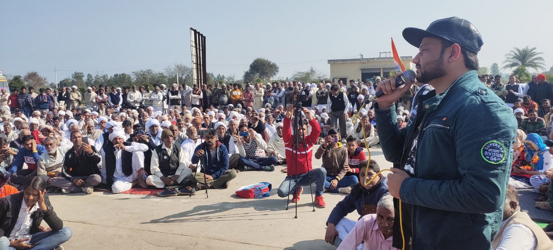 किसानों का हौसला बढ़ाने धरना स्थल पर पहुंचे गायक केडी दनौदा। संवाद किसानों का हौसला बढ़ाने धरना स्थल पर पहुंचे गायक केडी दनौदा। संवाद
