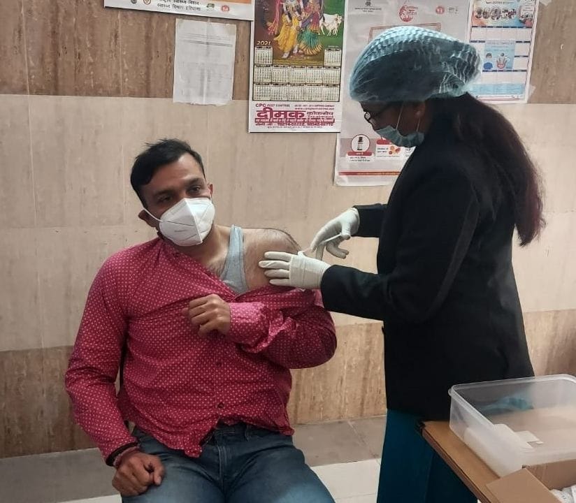 कोरोना का टीका लगवाते एडीजीपी संदीप खिरवार। कोरोना का टीका लगवाते एडीजीपी संदीप खिरवार।