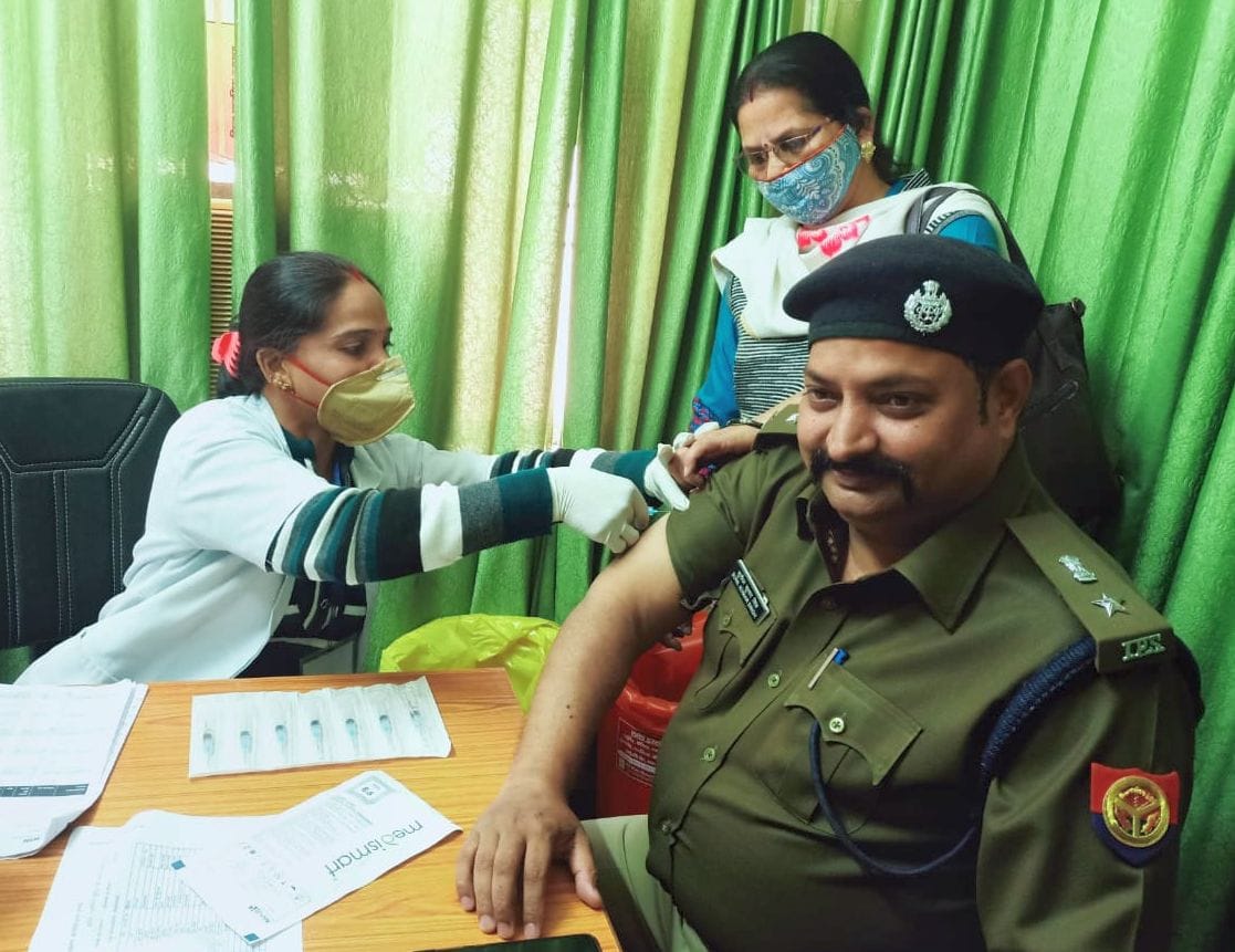 कोरोना वैक्सीन लगवाते एसएसपी सुनील कुमार सिंह कोरोना वैक्सीन लगवाते एसएसपी सुनील कुमार सिंह