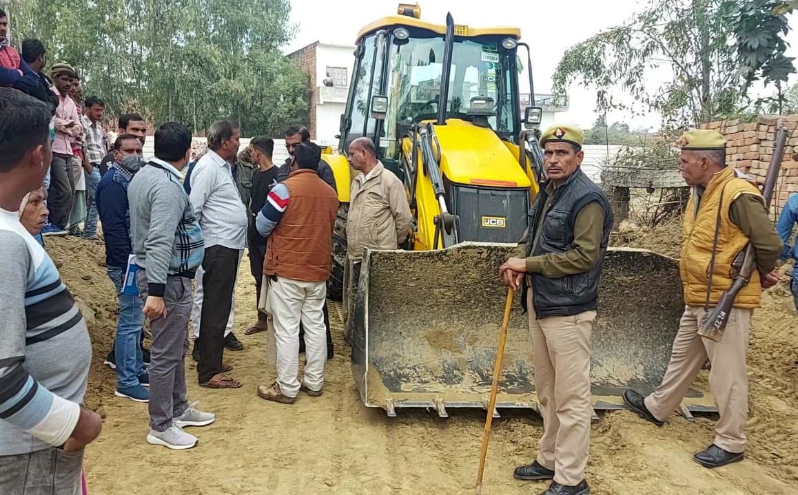 मौके पर पुलिस और राजस्व टीम को मिली जेसीबी। संवाद मौके पर पुलिस और राजस्व टीम को मिली जेसीबी। संवाद