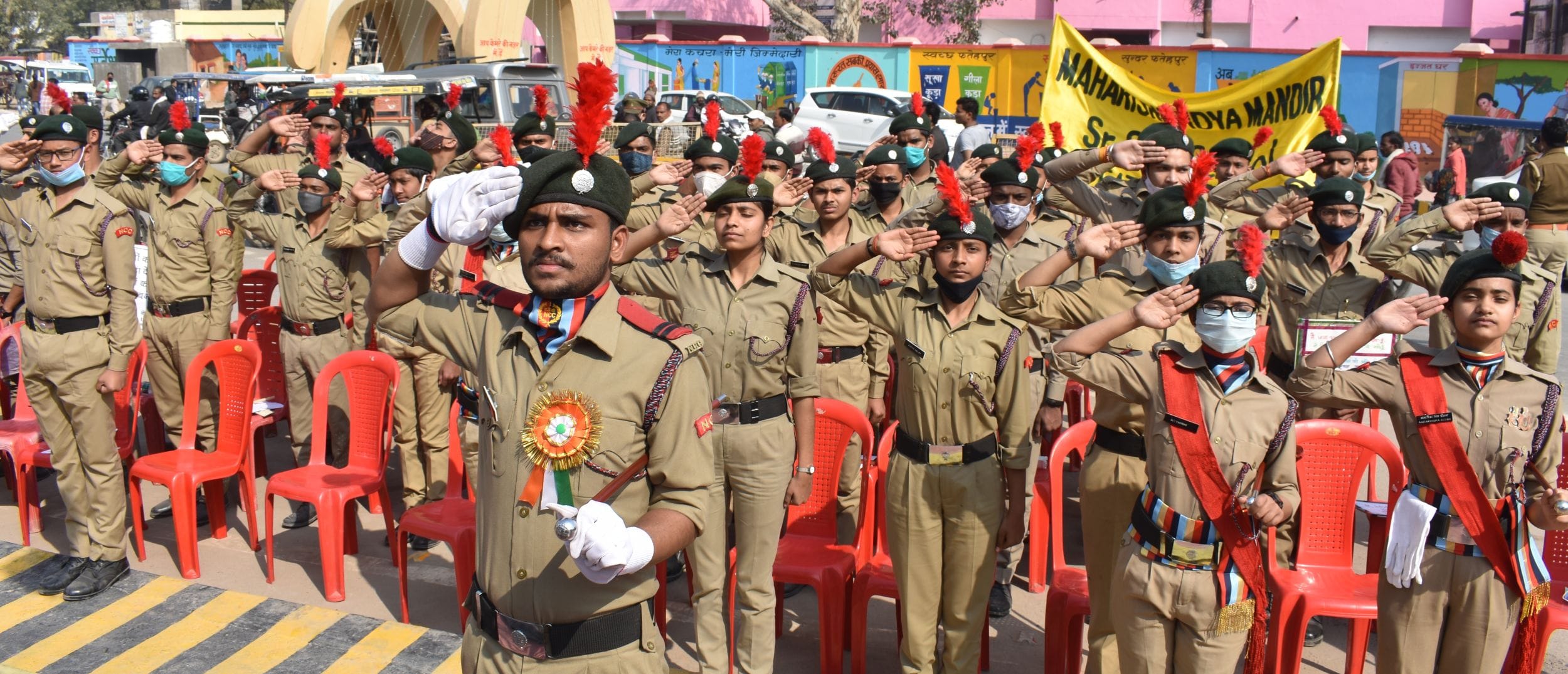 नगर पालिका गेट पर राष्ट्रध्वज को सलामी देते एनसीसी कैडेट नगर पालिका गेट पर राष्ट्रध्वज को सलामी देते एनसीसी कैडेट