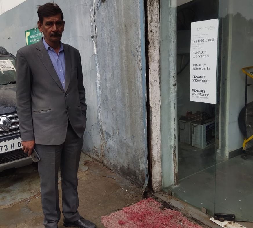 गोपाल नगर स्थित रेनाल्ड कार शोरूम के गोदाम का तोड़ा गया शटर दिखाते मैनेजर गोपाल नगर स्थित रेनाल्ड कार शोरूम के गोदाम का तोड़ा गया शटर दिखाते मैनेजर