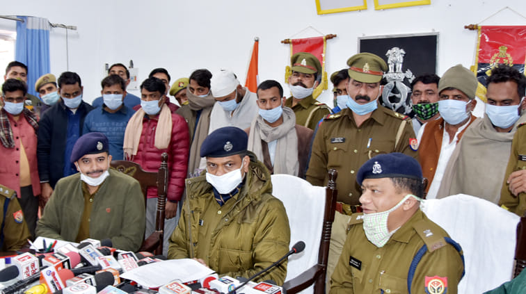 सहारनपुर। पुलिस लाइन में पत्रकार वार्ता के दौरान अंतर्राज्जीय गैंग के बारे में जानकारी देते एसए सहारनपुर। पुलिस लाइन में पत्रकार वार्ता के दौरान अंतर्राज्जीय गैंग के बारे में जानकारी देते एसए