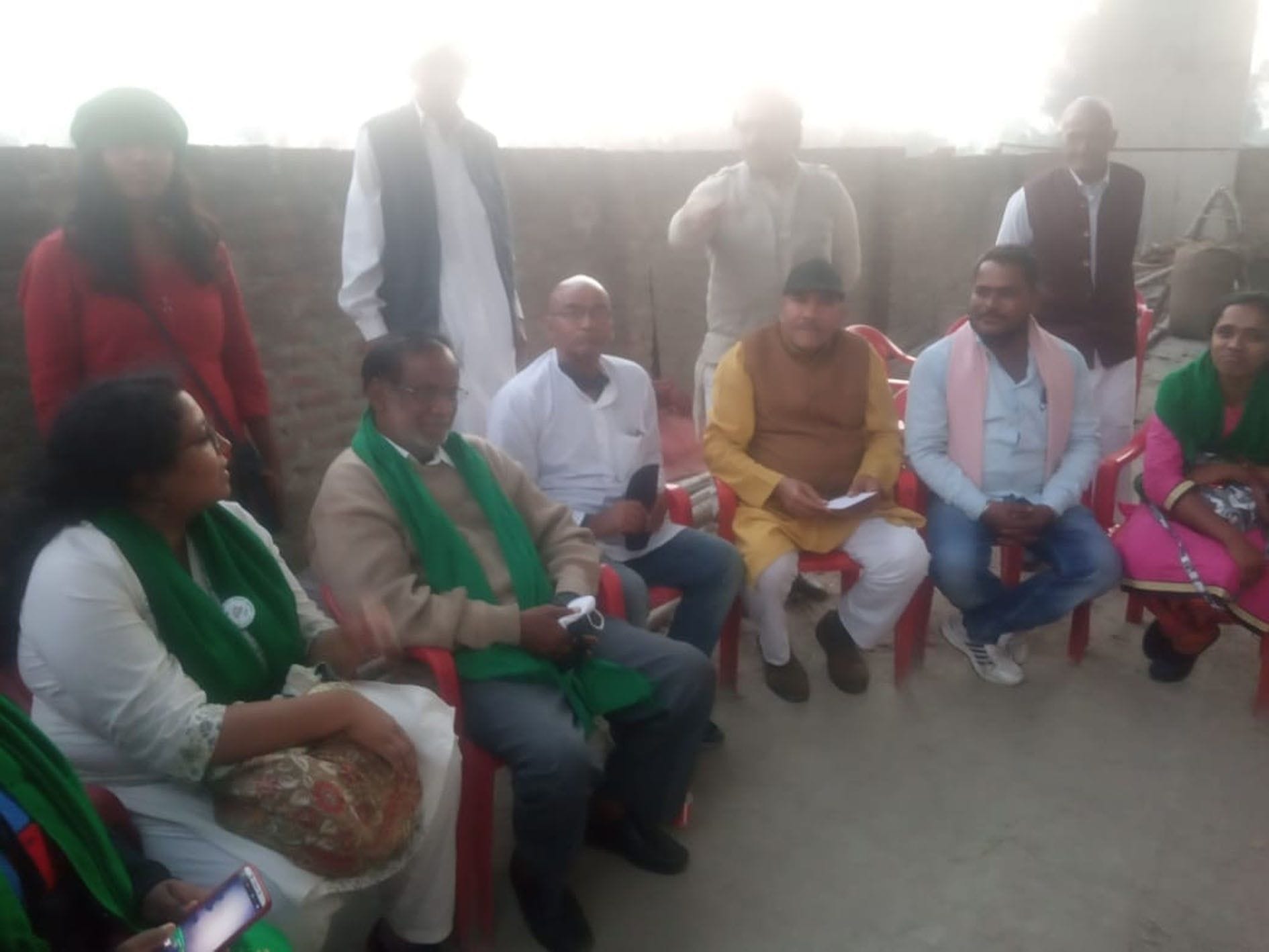 दलाल खाप के पदाधिकारियों के साथ कर्नाटक के किसान। दलाल खाप के पदाधिकारियों के साथ कर्नाटक के किसान।