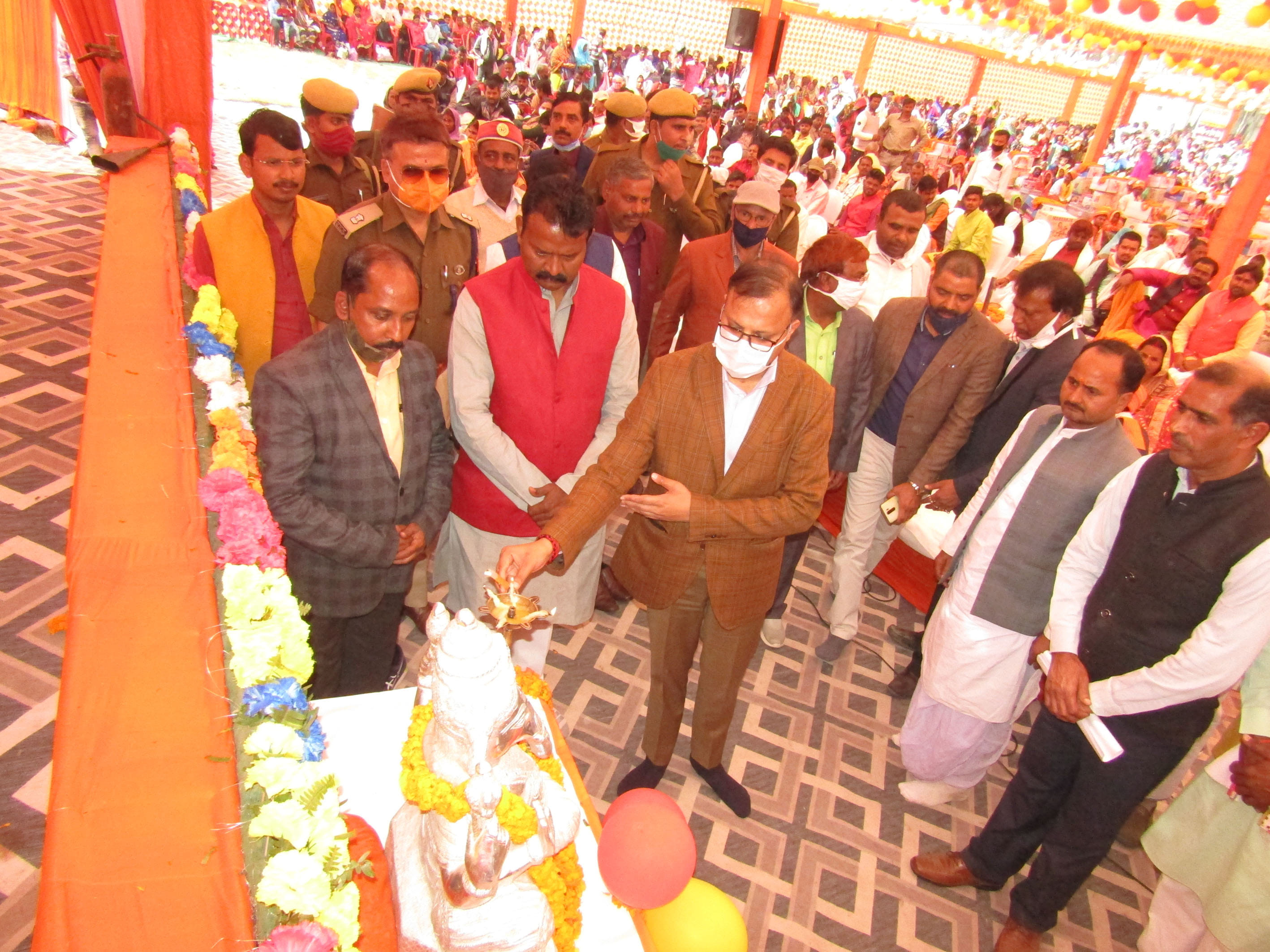 उरमौरा स्थित डायट परिसर में मुख्यमंत्री सामूहिक विवाह में दीप प्रज्जवलित कर शुभारंभ करते डीएम अ उरमौरा स्थित डायट परिसर में मुख्यमंत्री सामूहिक विवाह में दीप प्रज्जवलित कर शुभारंभ करते डीएम अ