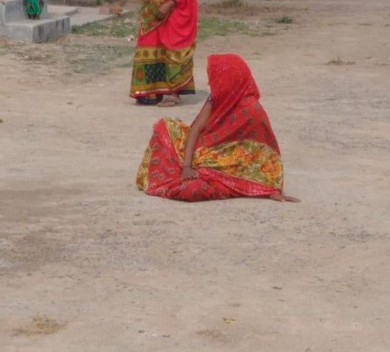 अस्पताल के बाहर घंटों दर्द से तड़पती रही गर्भवती अस्पताल के बाहर दर्द से तड़पती गर्भवती।
