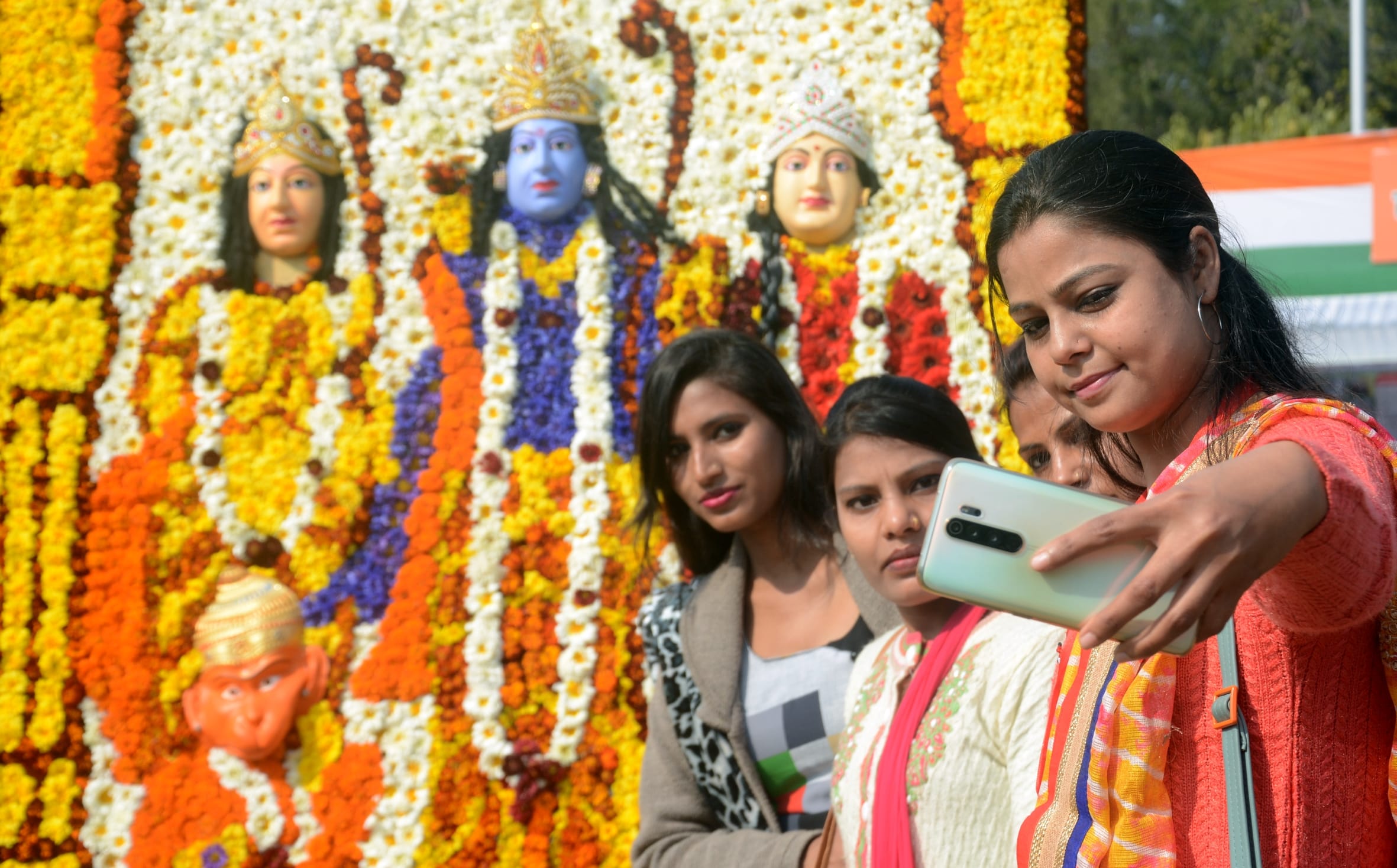 राजभवन में आयोजित प्रादेशिक फल, शाकभाजी प्रदर्शनी में फूलों से तैयार रामदरबार को लेकर गजब का आक? राजभवन में आयोजित प्रादेशिक फल, शाकभाजी प्रदर्शनी में फूलों से तैयार रामदरबार को लेकर गजब का आक?
