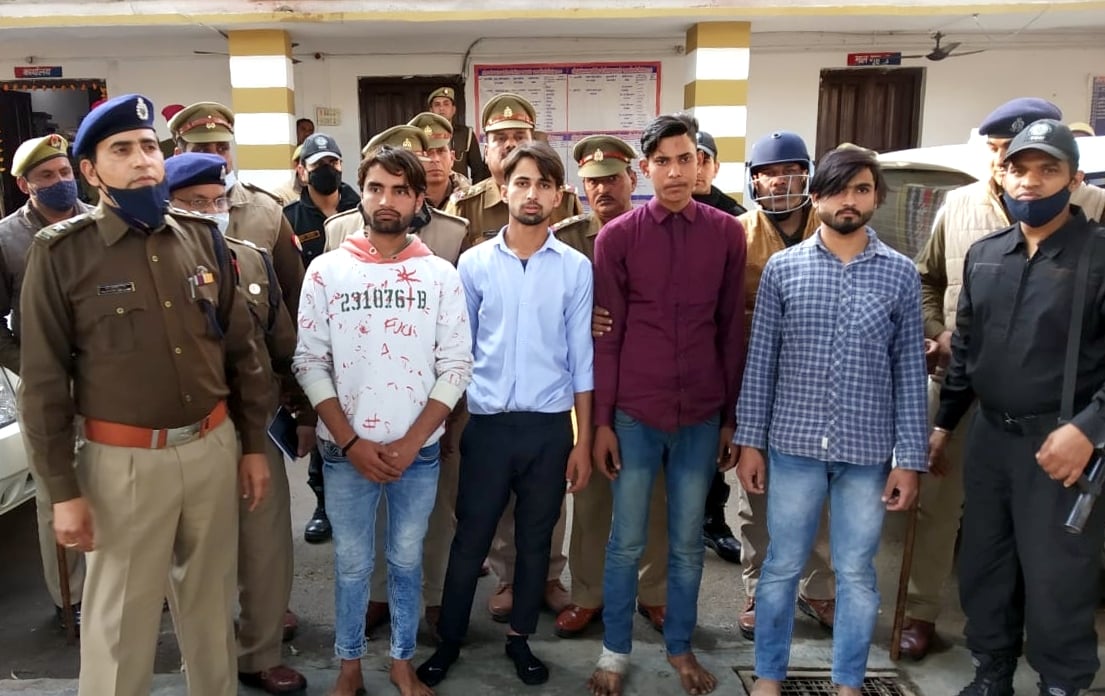 बिजनौर के कस्बा झालू में युवक रचित की हत्या करने वाले पकड़े गए चारों हत्यारोपी। बिजनौर के कस्बा झालू में युवक रचित की हत्या करने वाले पकड़े गए चारों हत्यारोपी।