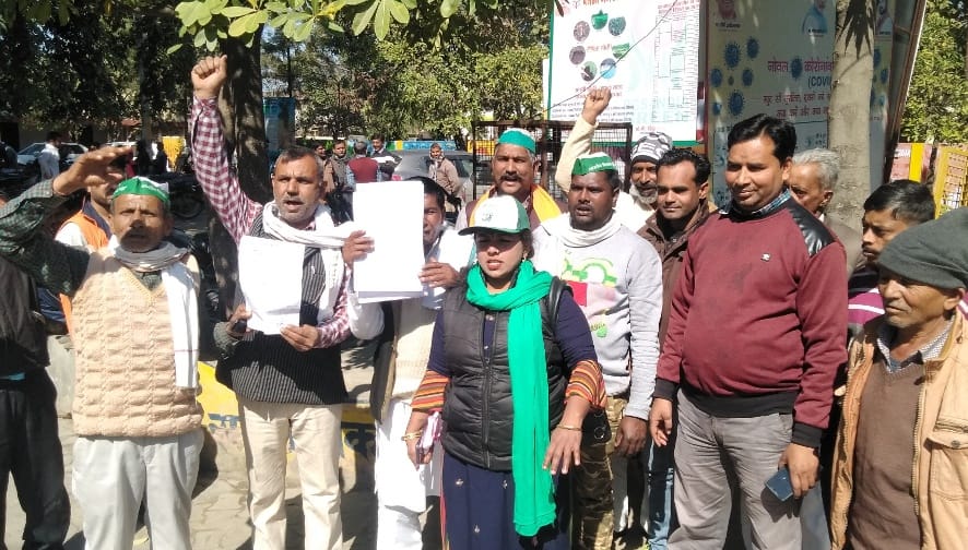 नजीबाबाद के तहसील परिसर में प्रदर्शन करते भाकियू भानू के कार्यकर्ता। नजीबाबाद के तहसील परिसर में प्रदर्शन करते भाकियू भानू के कार्यकर्ता।