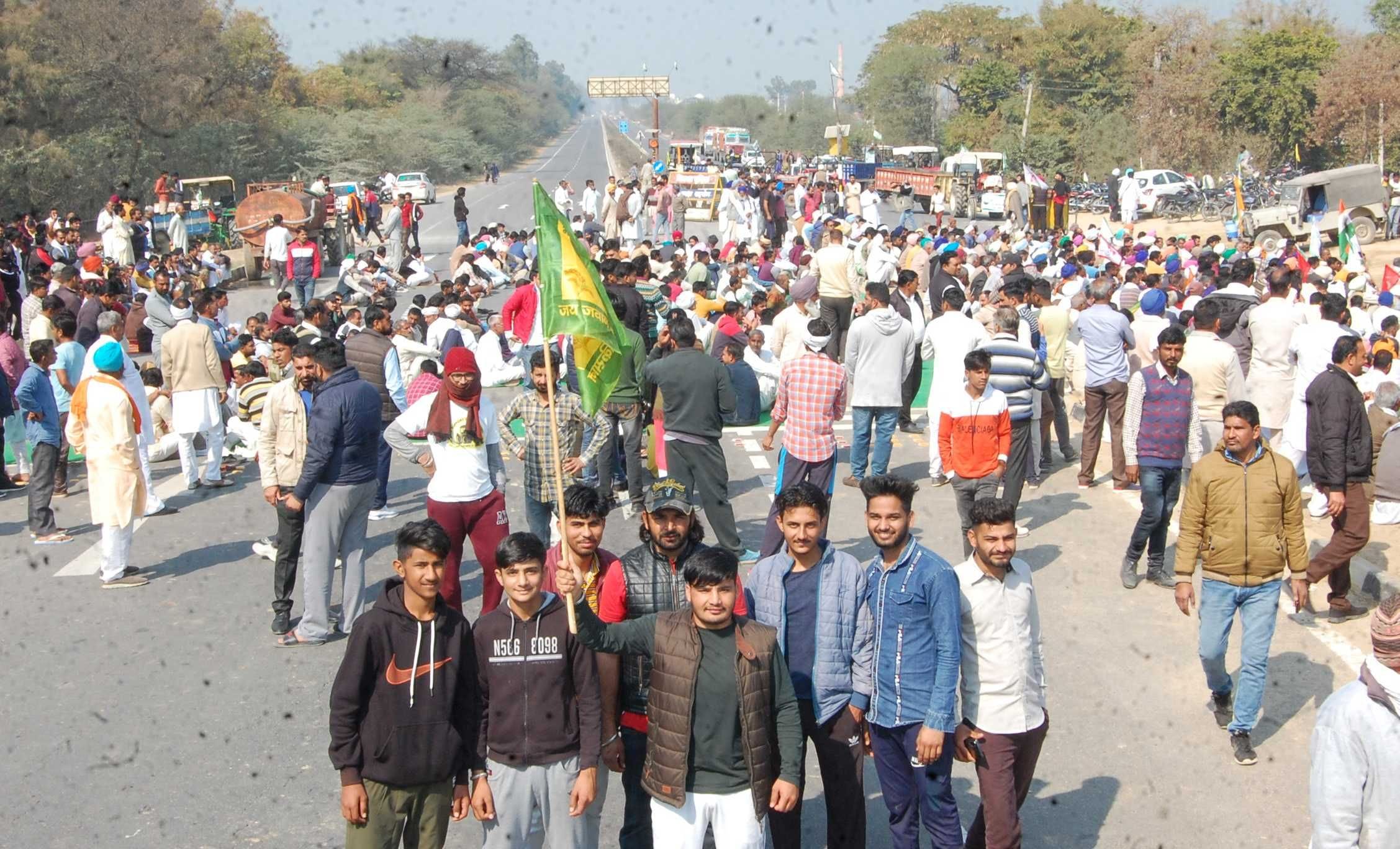 डबवाली में नेशनल हाईवे पर चक्का जाम करते किसान। डबवाली में नेशनल हाईवे पर चक्का जाम करते किसान।