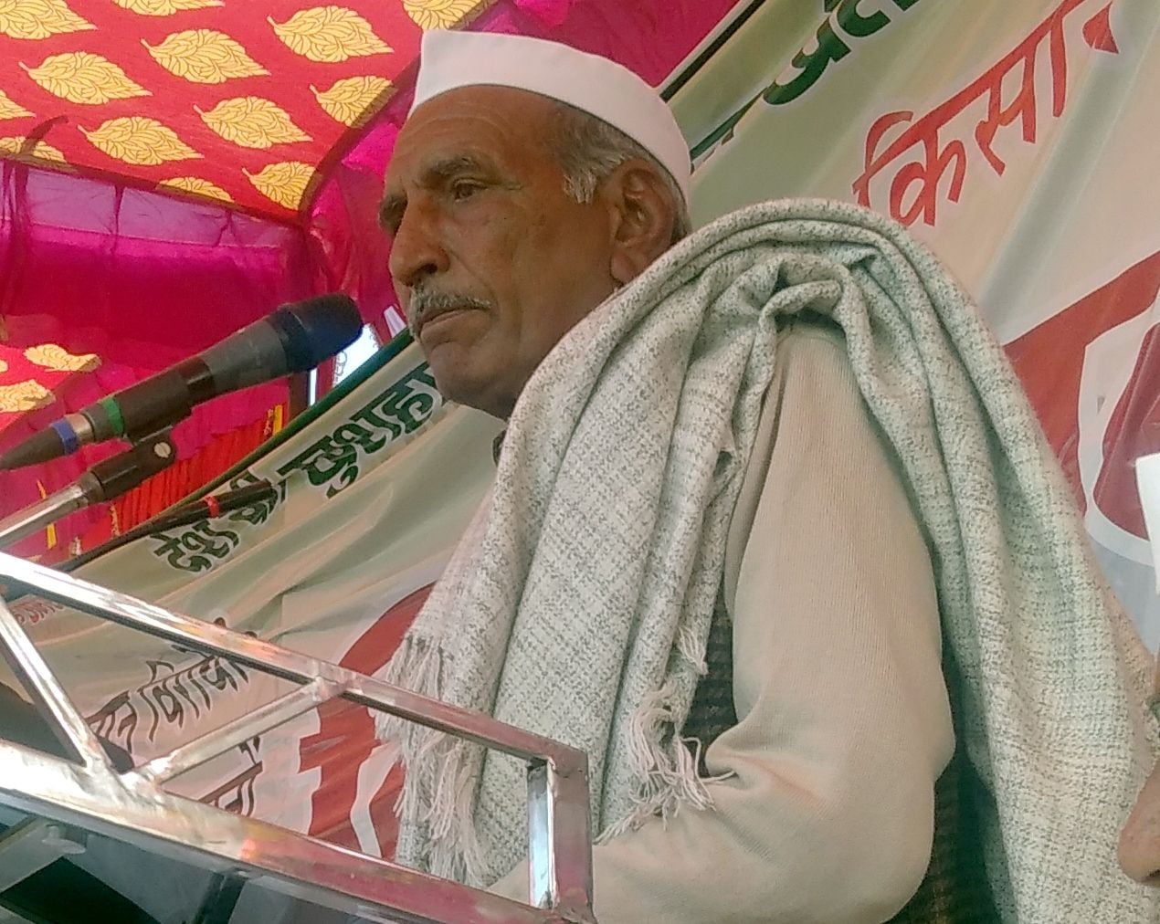 महापंचायत में बोलते देश खाप के चौधरी सुरेन्द्र सिंह महापंचायत में बोलते देश खाप के चौधरी सुरेन्द्र सिंह