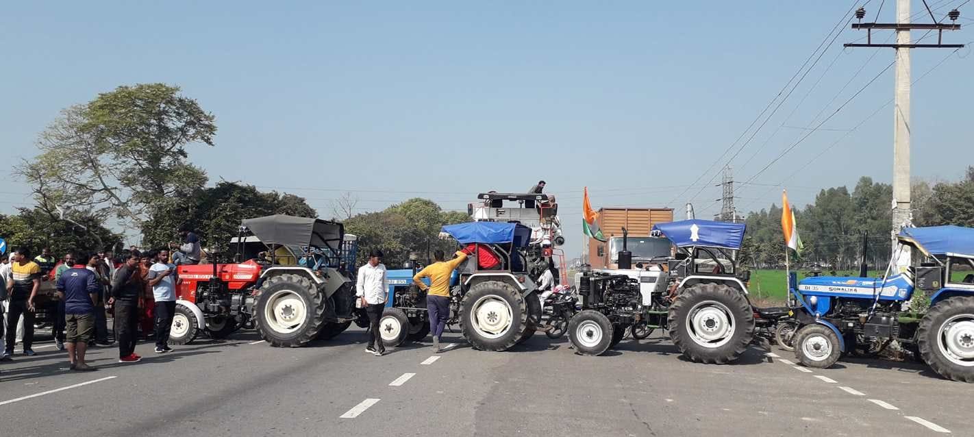 खरकभूरा के चौक पर हाईवे पर ट्रैक्टर खड़े कर रोका गया रास्ता। खरकभूरा के चौक पर हाईवे पर ट्रैक्टर खड़े कर रोका गया रास्ता।