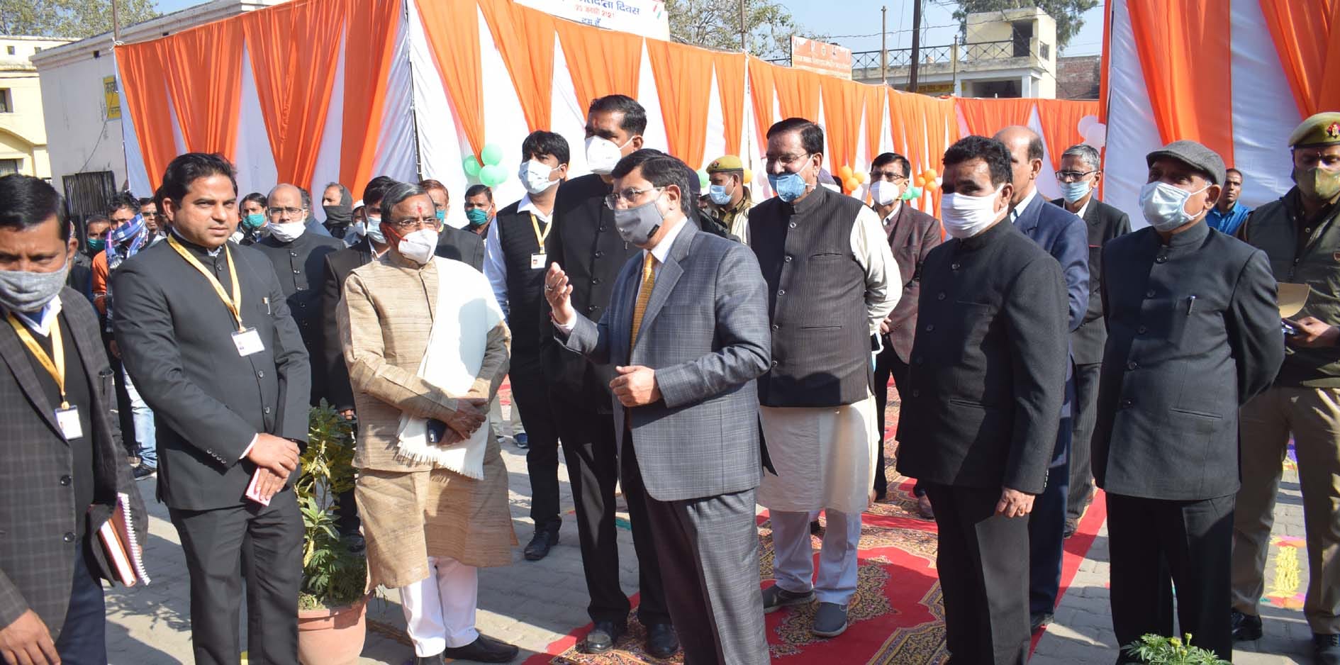कासगंज तहसील में भ्रमण के दौरान अधिकारियों व अन्य लोगों के साथ  राजस्व परिषद के अध्यक्ष डा. दीपक त?
