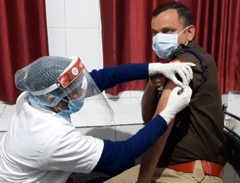 जिला अस्पताला में कोरोना का टीका लगवाते एसपी सतपाल आंतिल जिला अस्पताला में कोरोना का टीका लगवाते एसपी सतपाल आंतिल