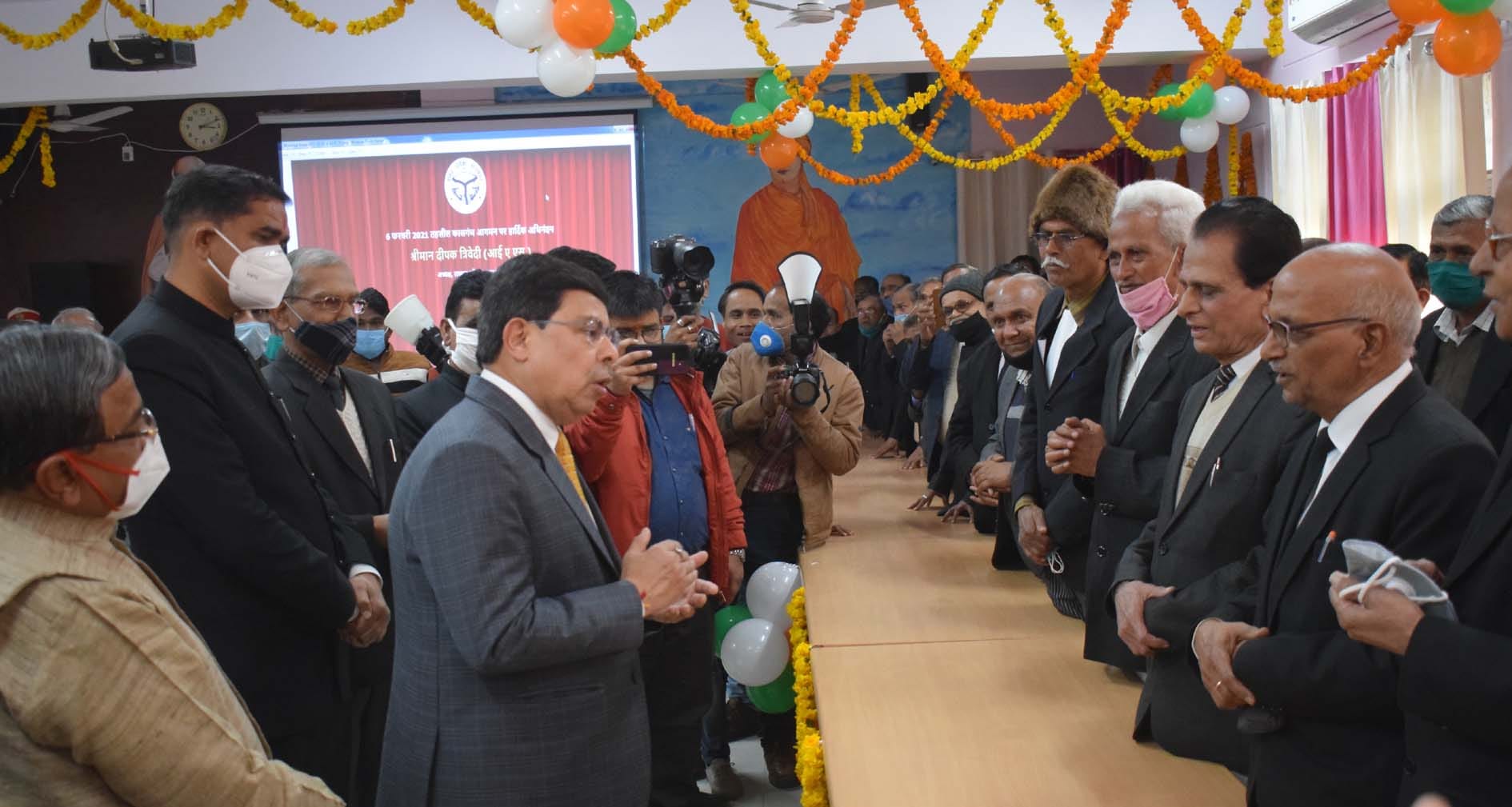 कासगंज सदर तहसील परिसर में अधिवक्ताओं से मुलाकात करते राजस्व परिषद के अध्यक्ष डा. दीपक त्रिवेदी