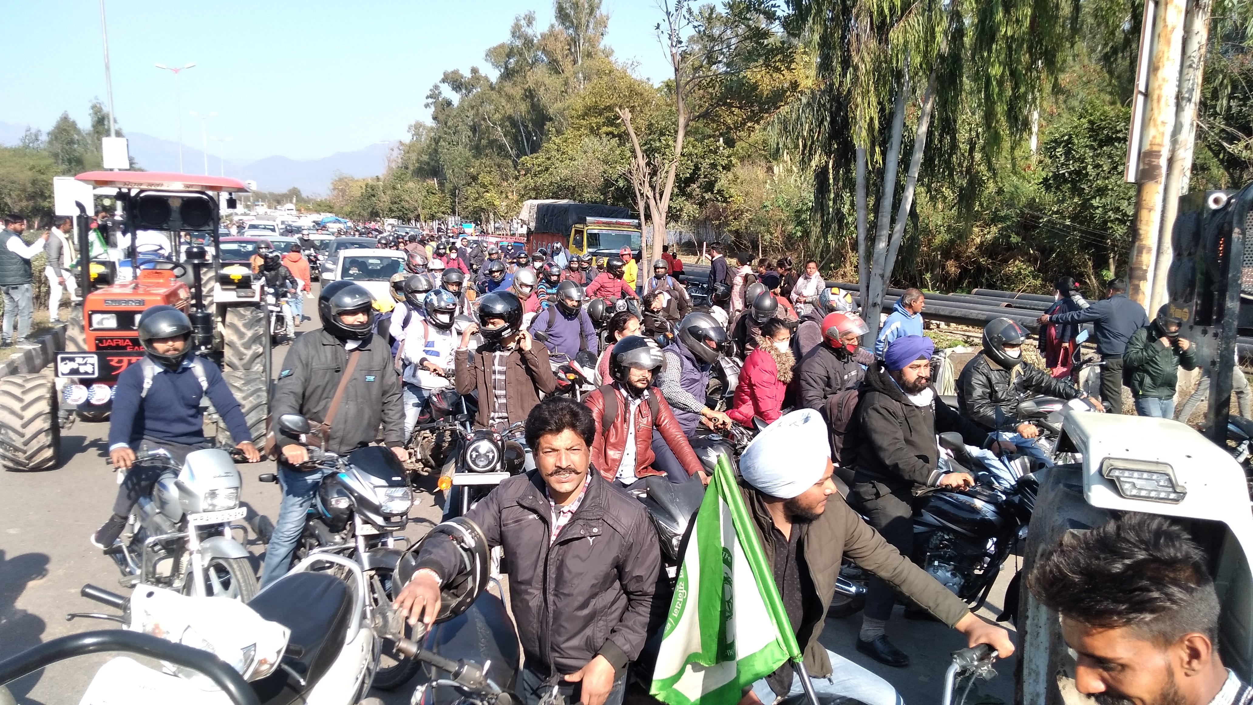 चक्का जाम खुलने के बाद रोड पर वाहनों का हुजूम। चक्का जाम खुलने के बाद रोड पर वाहनों का हुजूम।