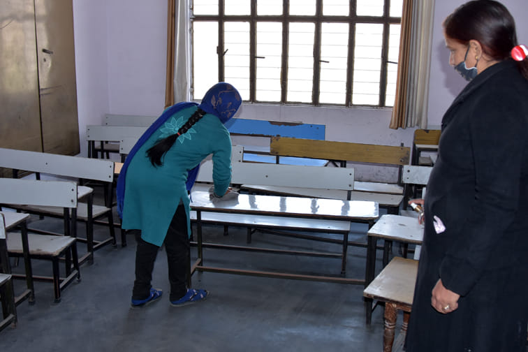 नेशनल पब्लिक स्कूल में कक्षा की सफाई कराती शिक्षिका