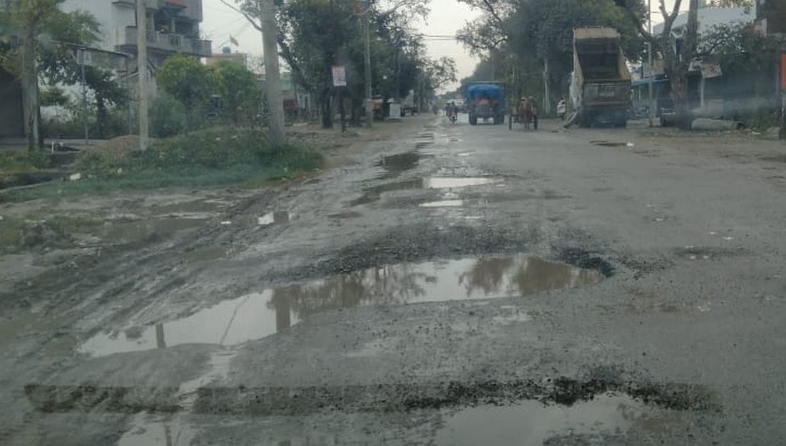 सुल्तानपुर पट्टी में हाईवे पर बने गड्ढे। सुल्तानपुर पट्टी में हाईवे पर बने गड्ढे।