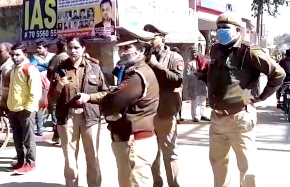 किसानों के चक्काजाम के चलते हाईवे पर तैनात पुलिस किसानों के चक्काजाम के चलते हाईवे पर तैनात पुलिस