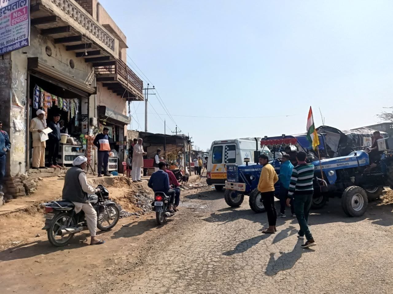 गतौली गांव में लगे जाम से एंबुलेंस को निकालते किसान। गतौली गांव में लगे जाम से एंबुलेंस को निकालते किसान।