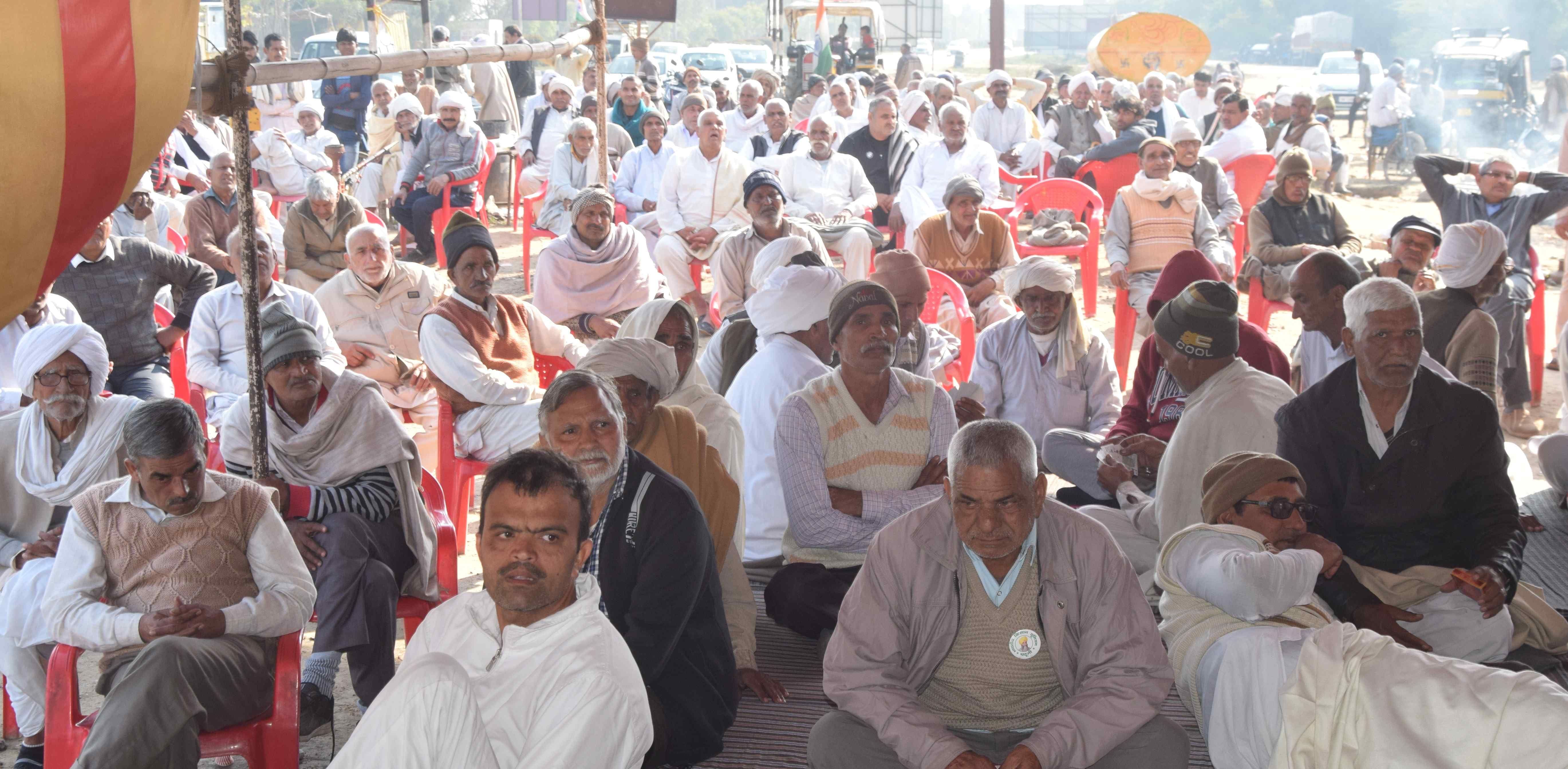 मकडौली टोल प्लाजा पर चल रहे किसानों के धरने पर बैठे किसान। अमर उजाला