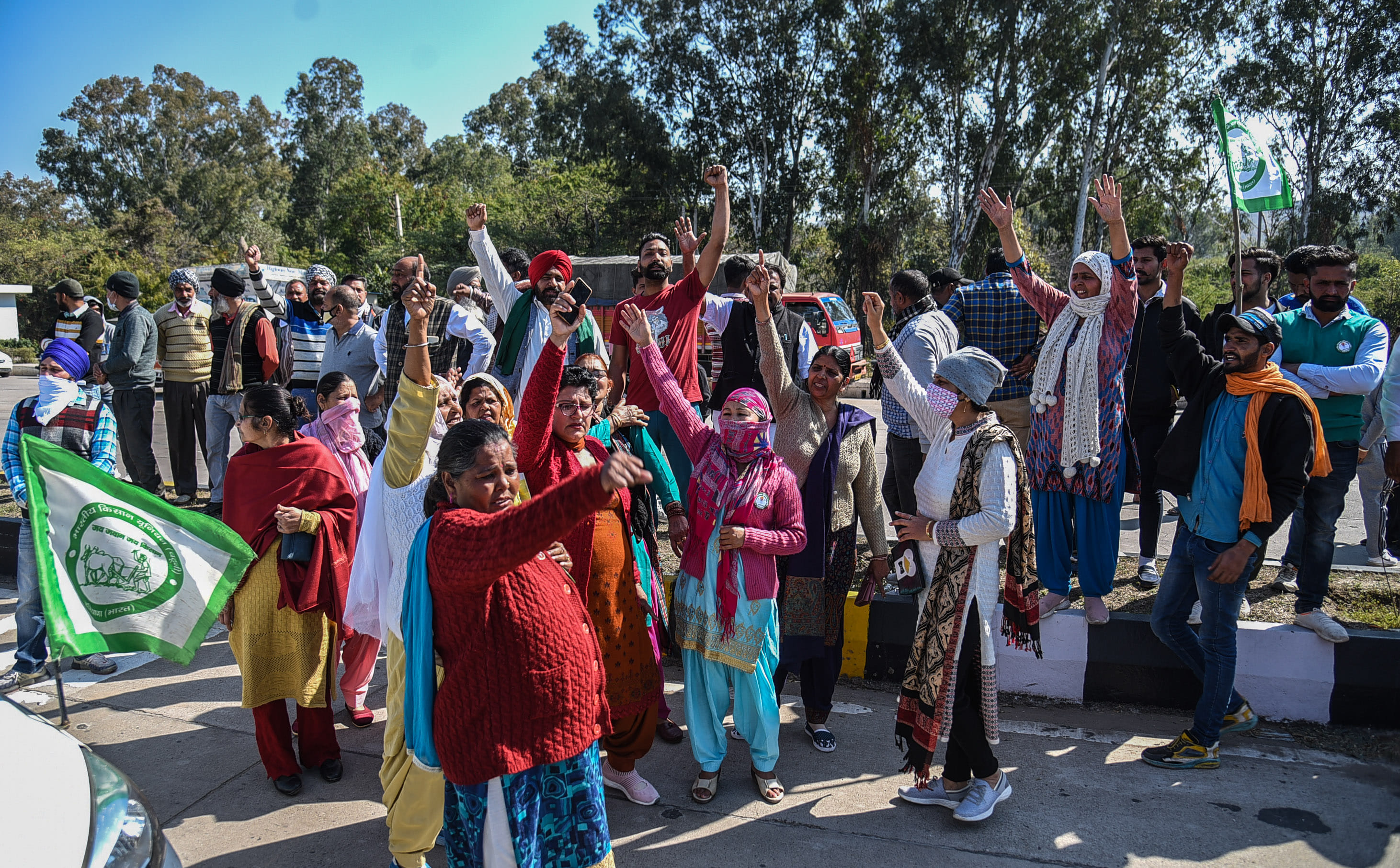 चंडीमंदिर टोल प्लाजा पर चक्का जाम के दौरान प्रदर्शन करते लोग। चंडीमंदिर टोल प्लाजा पर चक्का जाम के दौरान प्रदर्शन करते लोग।