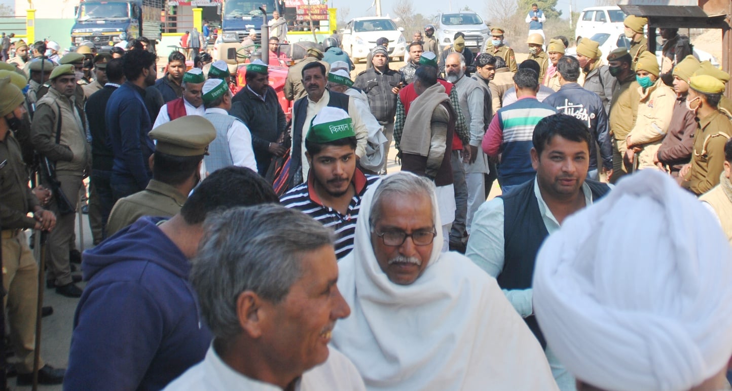शामली कलेक्ट्रेट के गेट पर किसानो की लगी भीड
