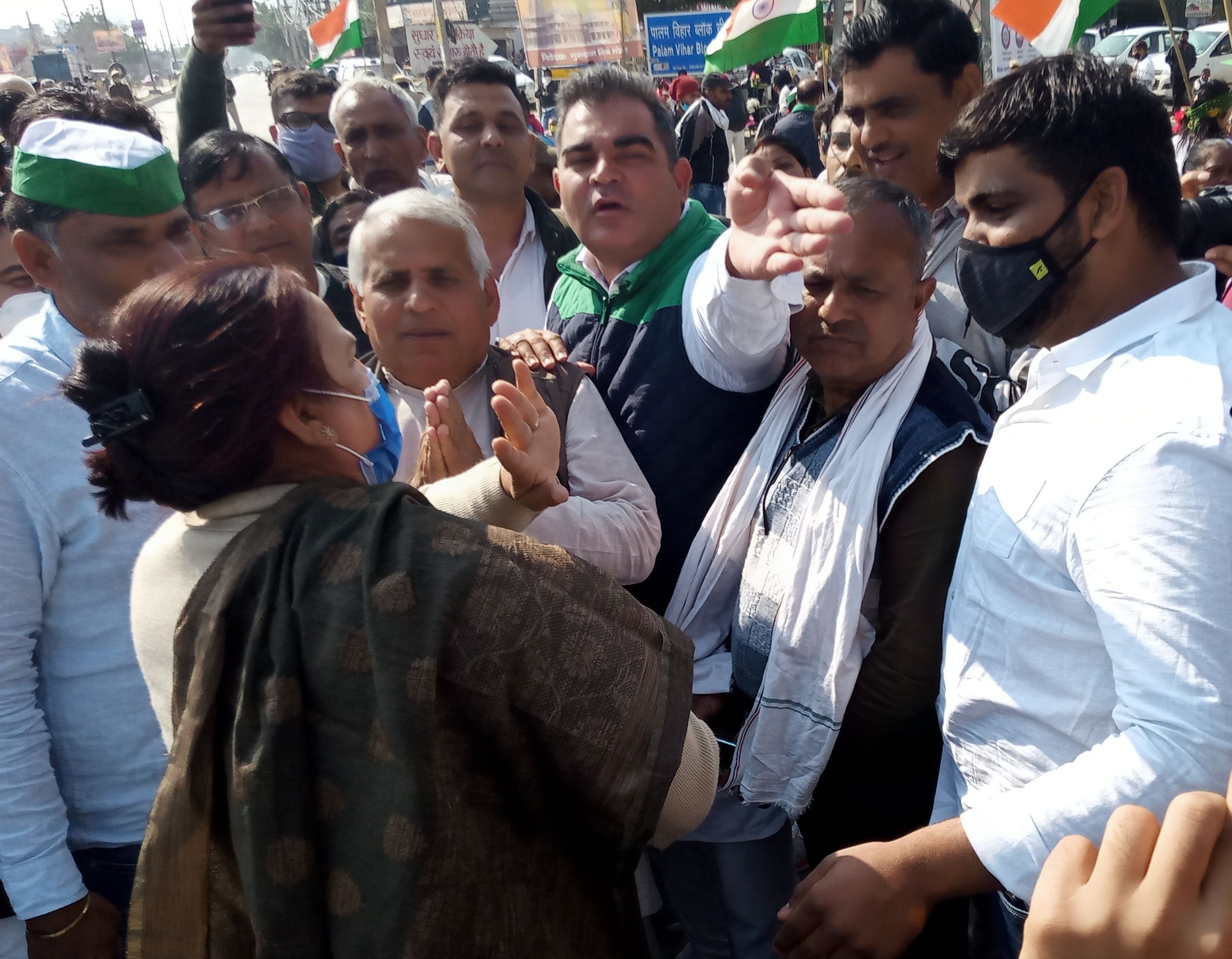 प्रदर्शन स्थल से गाड़ी निकालने के लिए किसानों से जिद बात करती महिला। प्रदर्शन स्थल से गाड़ी निकालने के लिए किसानों से जिद बात करती महिला।