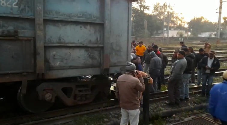 सहारनपुर रेलवे स्टेशन पर रेलवे लाइन से मालगाड़ी उतरने के बाद पटरी पर चढाते कर्मी सहारनपुर रेलवे स्टेशन पर रेलवे लाइन से मालगाड़ी उतरने के बाद पटरी पर चढाते कर्मी