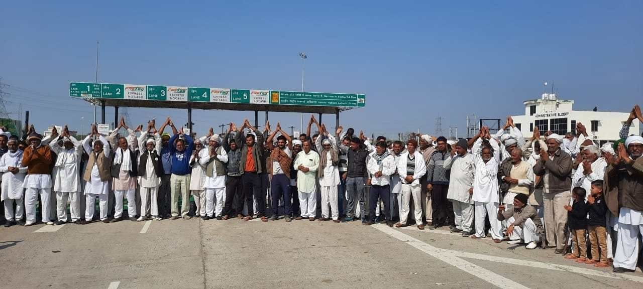 खटकड़ टोल पर हाथ जोड़कर लोगों से समर्थन मांगते किसान नेता। खटकड़ टोल पर हाथ जोड़कर लोगों से समर्थन मांगते किसान नेता।