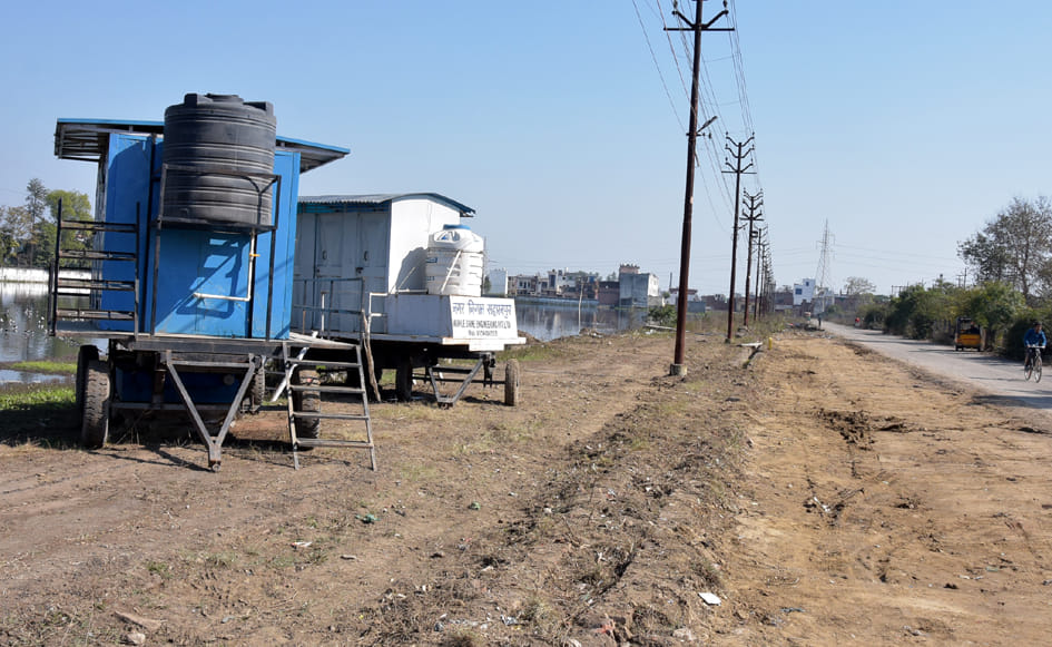 दिल्ली रोड़ स्थित कांशीराम कॉलोनी में बस अड्डे पर निगम द्वारा खड़े गये गये शौचालय दिल्ली रोड़ स्थित कांशीराम कॉलोनी में बस अड्डे पर निगम द्वारा खड़े गये गये शौचालय