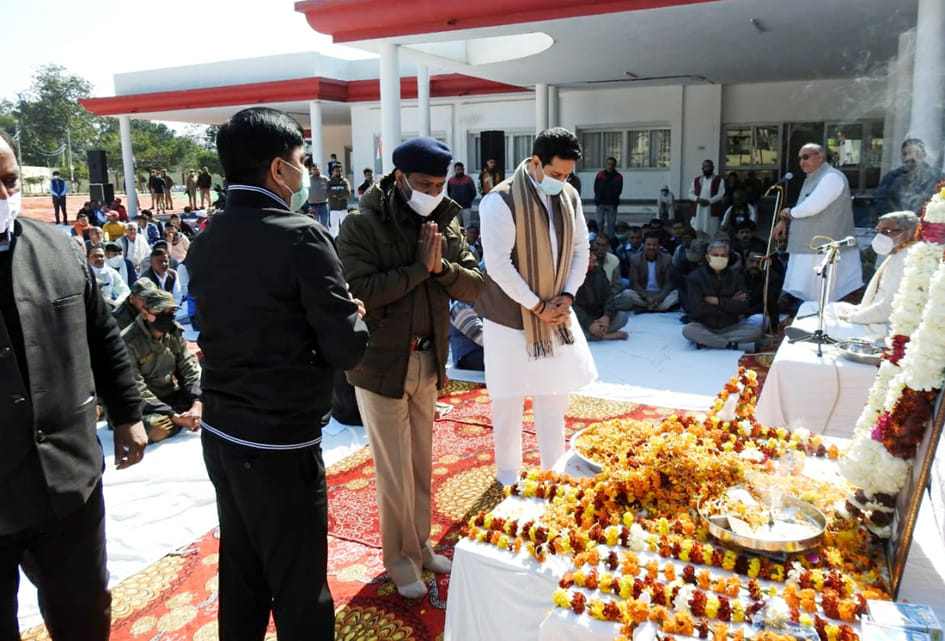 सर्किट हाउस में शहीद नायक निशांत शर्मा को श्रद्घांजलि सभा में श्रद्घांजलि देते पूर्व सांसद डीएम
