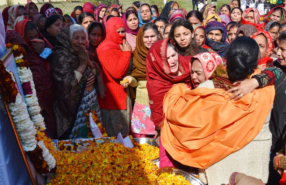 सर्किट हाउस में शहीद नायक निशांत शर्मा को श्रद्धांजलि सभा में विलाप करती पत्नी सोनम शर्मा।