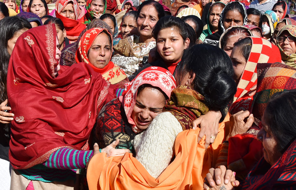 सर्किट हाउस में शहीद नायक निशांत शर्मा को श्रद्घांजलि सभा में विलाप करती पत्नी सोनम शर्मा