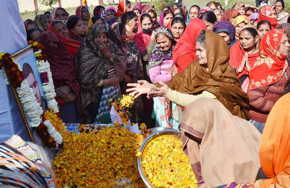 सर्किट हाउस में शहीद नायक निशांत शर्मा को श्रद्घांजलि देती महिलाएं