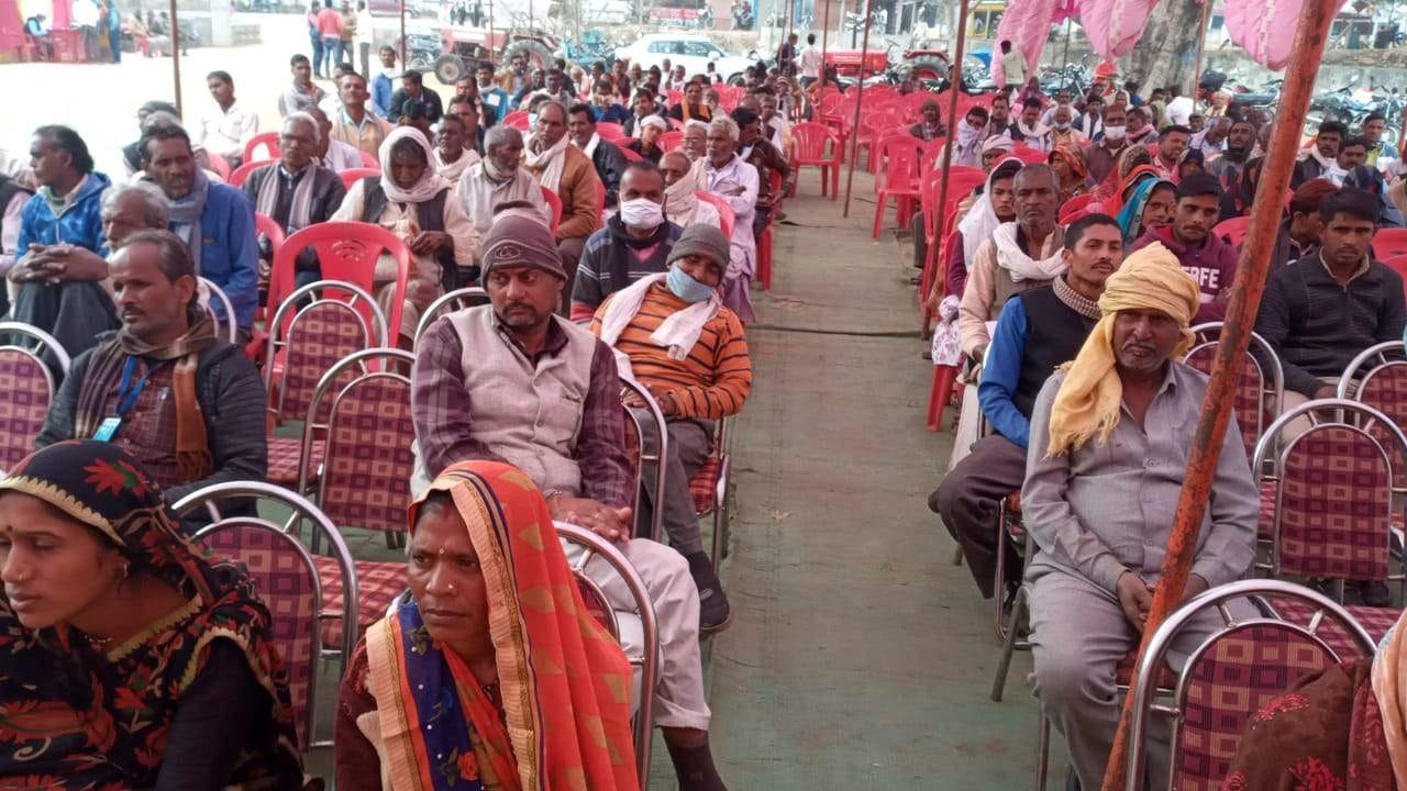 गोष्ठी में उपस्थित किसान। गोष्ठी में उपस्थित किसान।