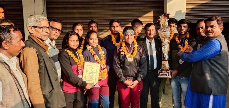 हरिद्वार में बेटियों ने दिखाया दम, ट्राफी लेकर लौटी कबड्डी टीम विजेता टीम के खिलाड़ियों का माल्यार्पण करते सलोवा नेता योगेंद्र यादव।