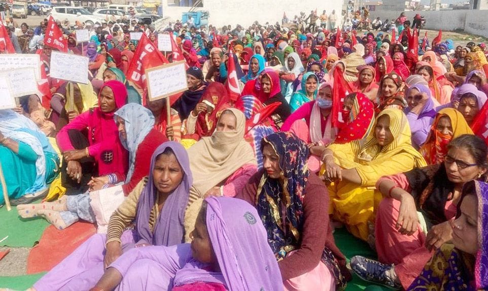 कपास मंडी में धरने पर पहुंचे मजदूर और कर्मचारी। संवाद। कपास मंडी में धरने पर पहुंचे मजदूर और कर्मचारी। संवाद।