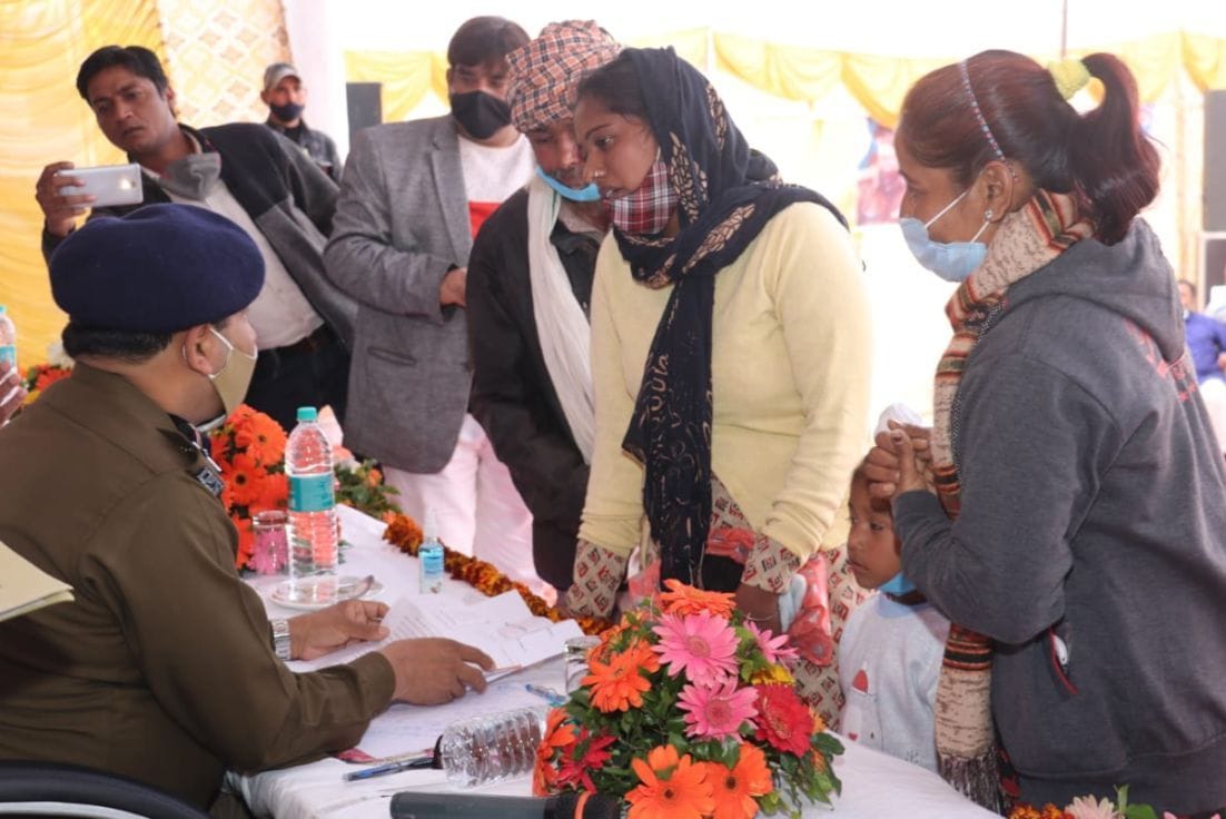 डीजीपी को अपनी समस्या बताती महिलाएं। डीजीपी को अपनी समस्या बताती महिलाएं।