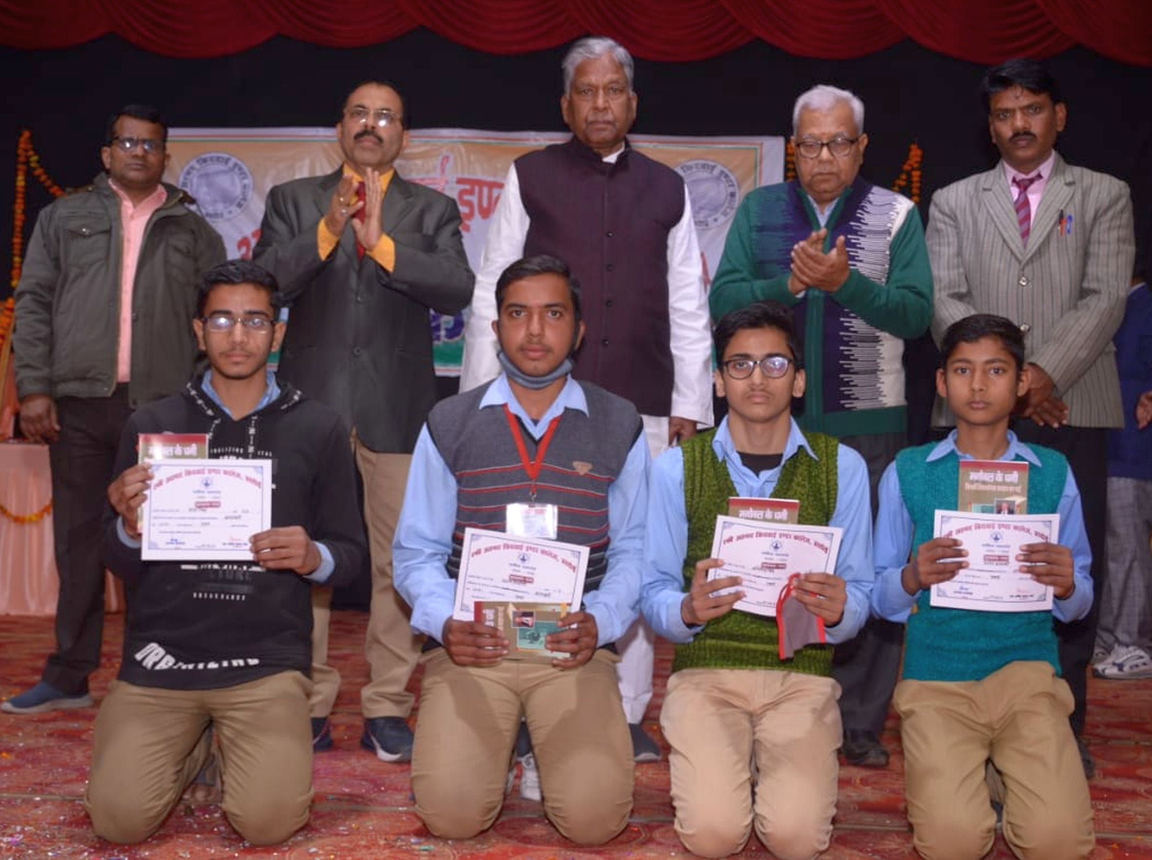 वार्षिकोत्सव के समापन पर त्र्विजेता प्रतिभागियों के साथ राज्य सभा सदस्य डॉ. अशोक वाजपेयी। संवाद वार्षिकोत्सव के समापन पर त्र्विजेता प्रतिभागियों के साथ राज्य सभा सदस्य डॉ. अशोक वाजपेयी। संवाद
