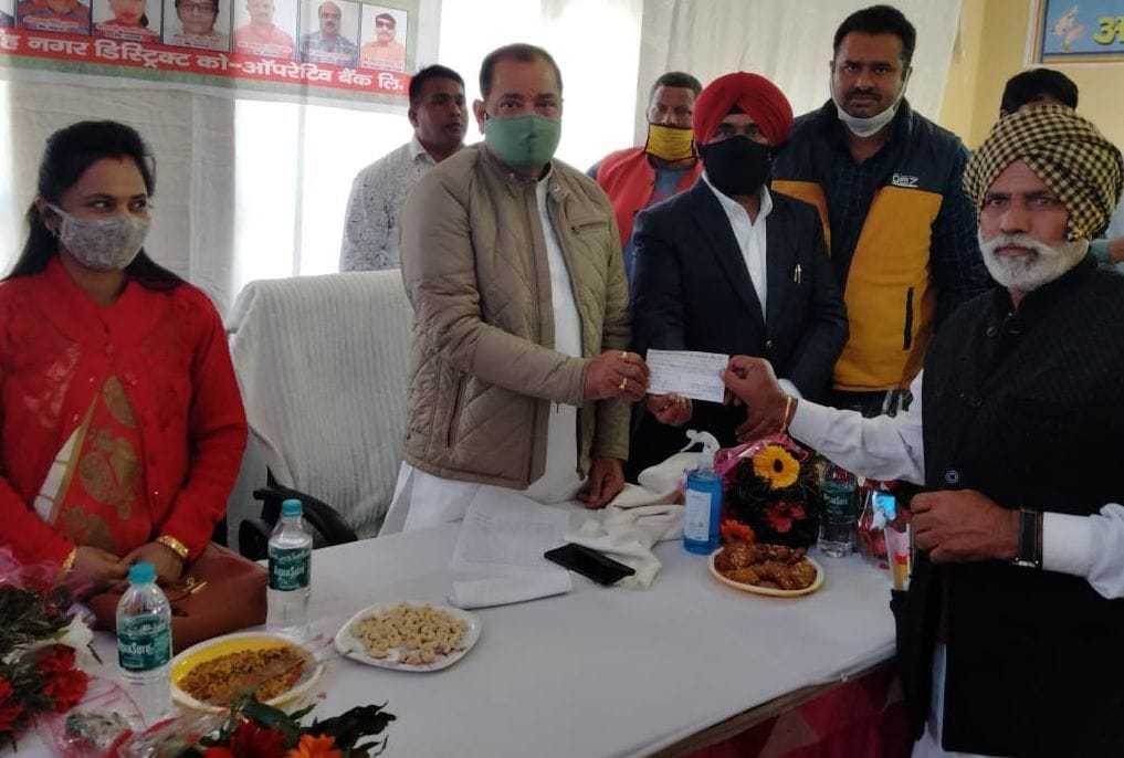 बाजपुर में ब्याज रहित ऋण के चैक बांटते कैबिनेट मंत्री आर्य। बाजपुर में ब्याज रहित ऋण के चैक बांटते कैबिनेट मंत्री आर्य।