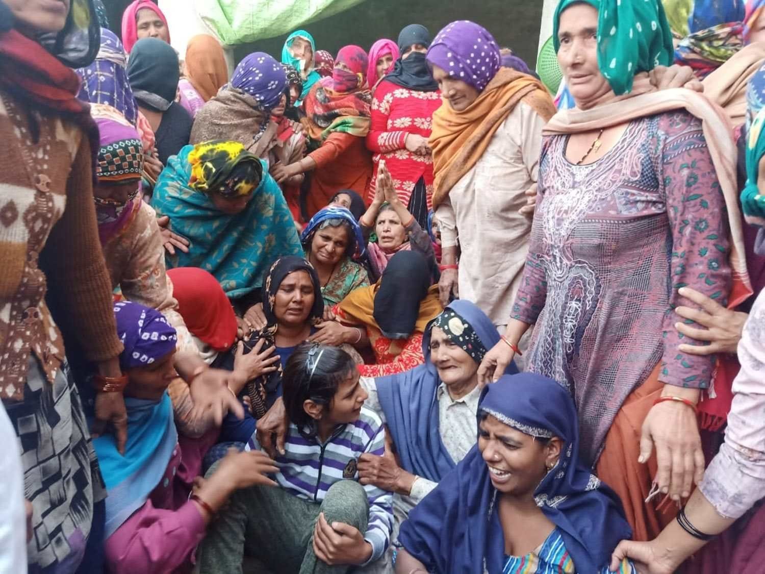 कर्मबीर का शव घर पहुंचने पर विलाप करतीं उनकी बेटियां और पत्नी। संवाद कर्मबीर का शव घर पहुंचने पर विलाप करतीं उनकी बेटियां और पत्नी। संवाद