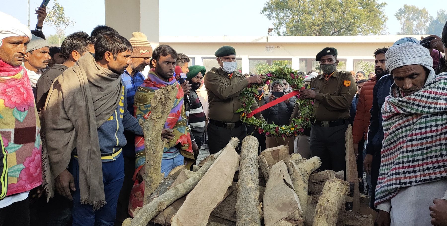 शहीदा गोबिंद को श्रद्धांजलि देते सेना के जवान। संवाद शहीदा गोबिंद को श्रद्धांजलि देते सेना के जवान। संवाद