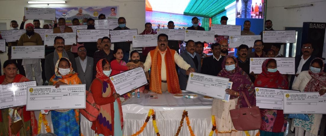 रुद्रपुर के ब्लाक कार्यालय में लाभार्थियों को चेक सौंपते विधायक ठुकराल और अन्य। रुद्रपुर के ब्लाक कार्यालय में लाभार्थियों को चेक सौंपते विधायक ठुकराल और अन्य।