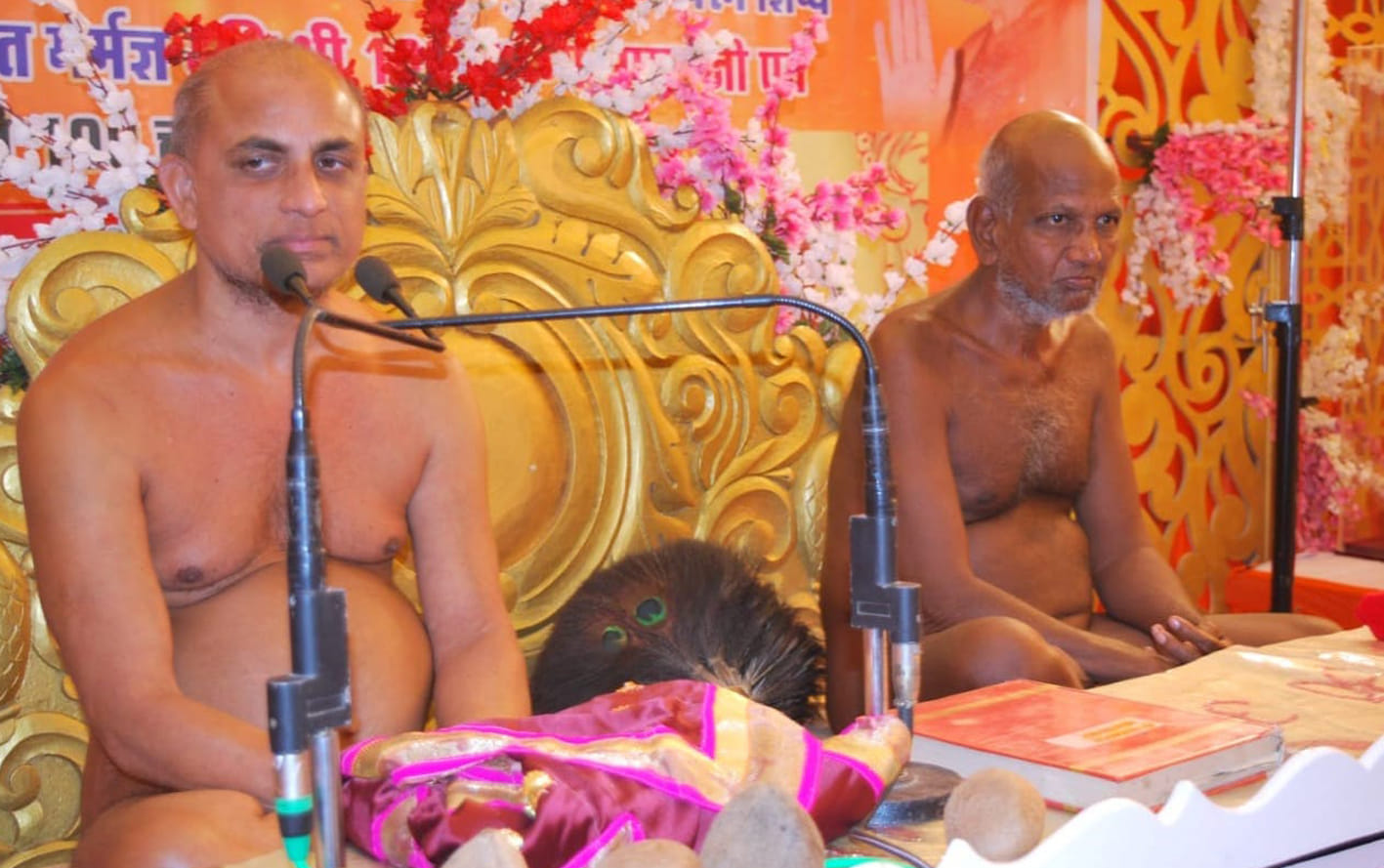 नई मंडी के जैन मिलन विहार में हुए धार्मिक कार्यक्रम में प्रवचन करते प्रणम्य सागर महाराज।