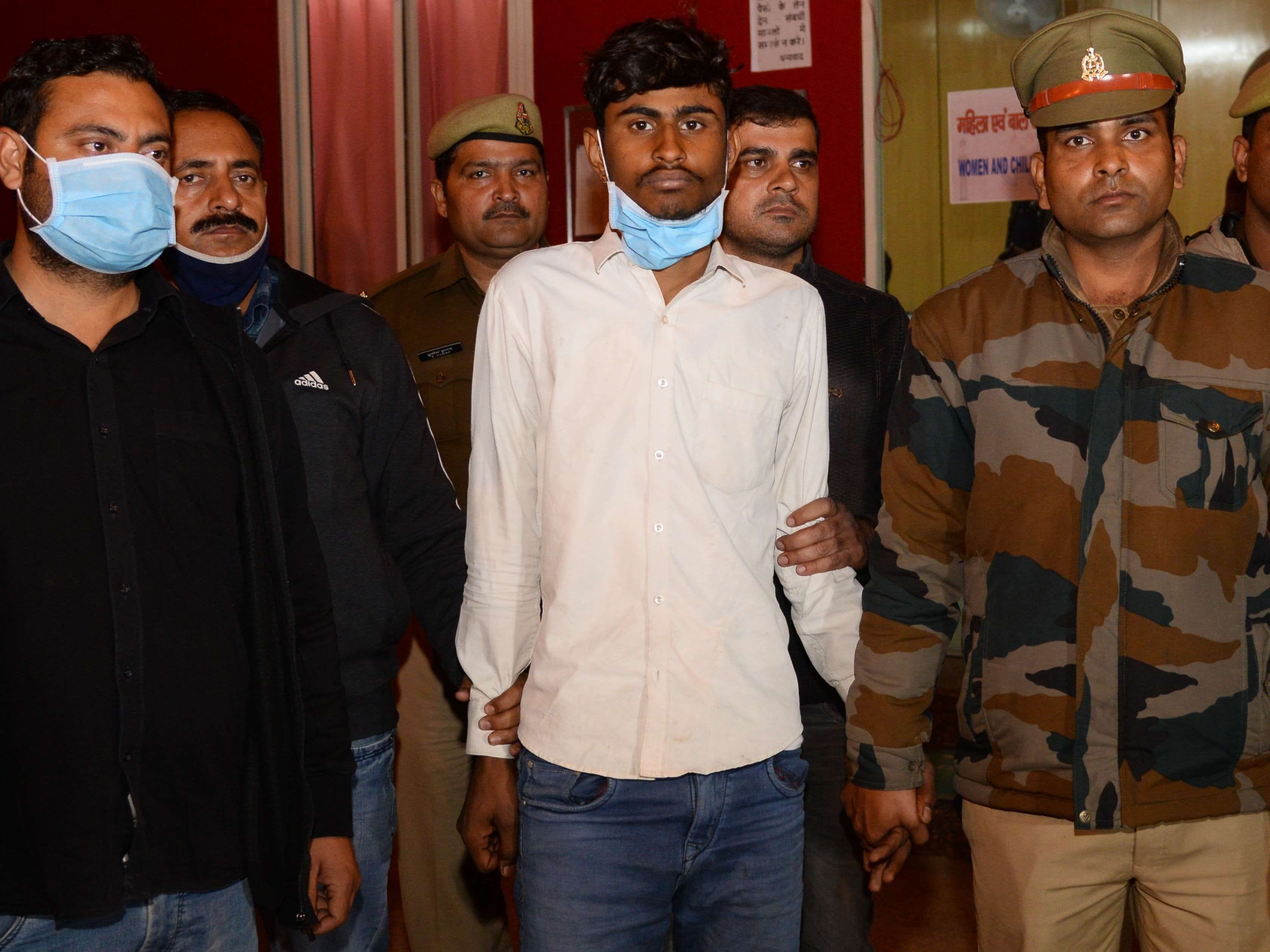 पुलिस की हिरासत में आरोपी देव शर्मा। पुलिस की हिरासत में आरोपी देव शर्मा।