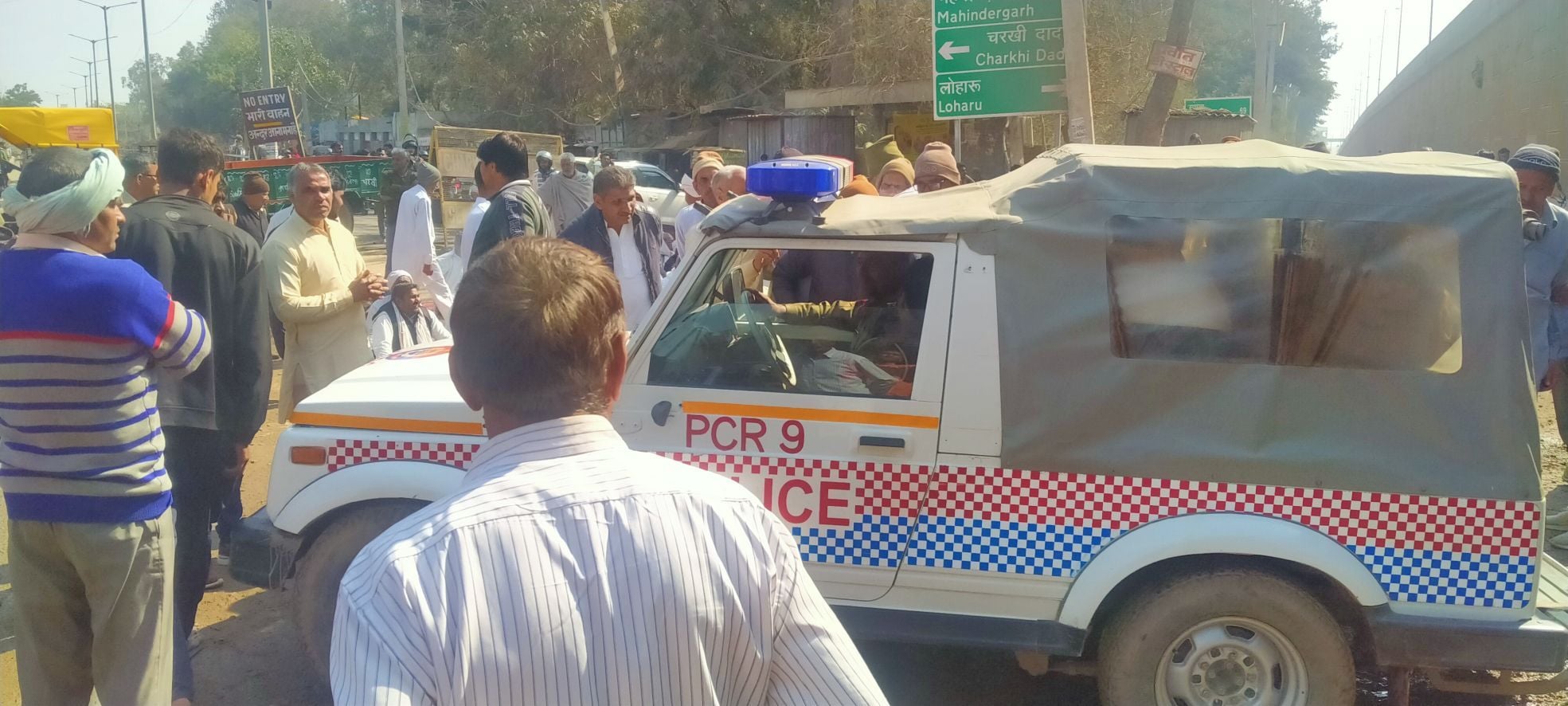 सिविल अस्पताल की तरफ बढ़ रहे पुलिस वाहन को रुकवाकर बातचीत करते किसान। सिविल अस्पताल की तरफ बढ़ रहे पुलिस वाहन को रुकवाकर बातचीत करते किसान।