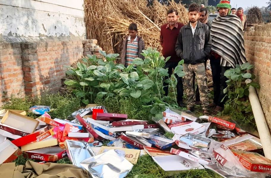 कासगंज ढोलना के मोहम्मदपुर में कपड़े की दुकान में चोरी की वारदात के बाद बाहर पड़ा सामान कासगंज ढोलना के मोहम्मदपुर में कपड़े की दुकान में चोरी की वारदात के बाद बाहर पड़ा सामान