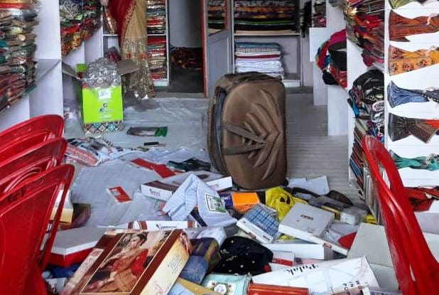कासगंज ढोलना के मोहम्मदपुर में कपड़े की दुकान में चोरी की वारदात के बाद बिखरा पड़ा सामान कासगंज ढोलना के मोहम्मदपुर में कपड़े की दुकान में चोरी की वारदात के बाद बिखरा पड़ा सामान